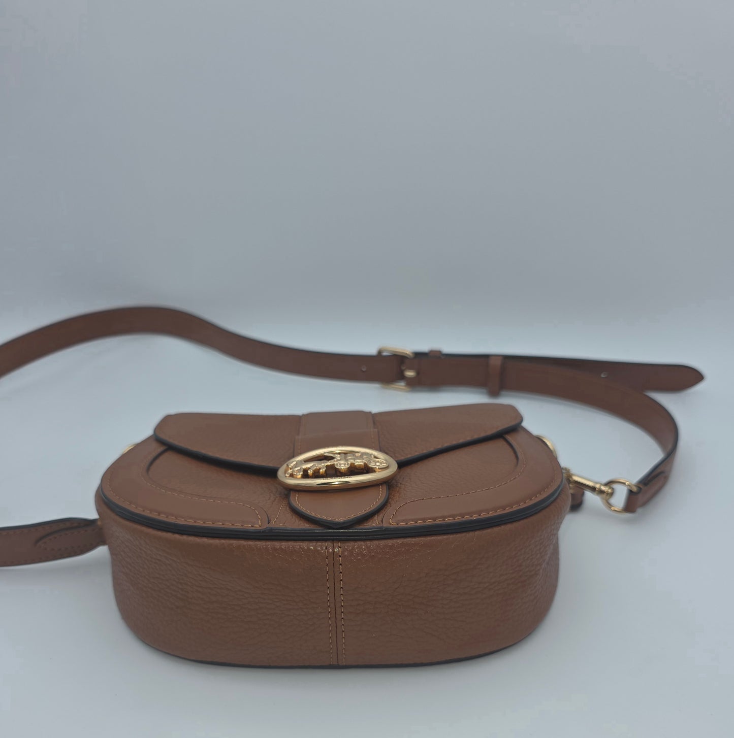 Coach Saddle Bag with Horse and Carriage – Camel Pebbled Leather
